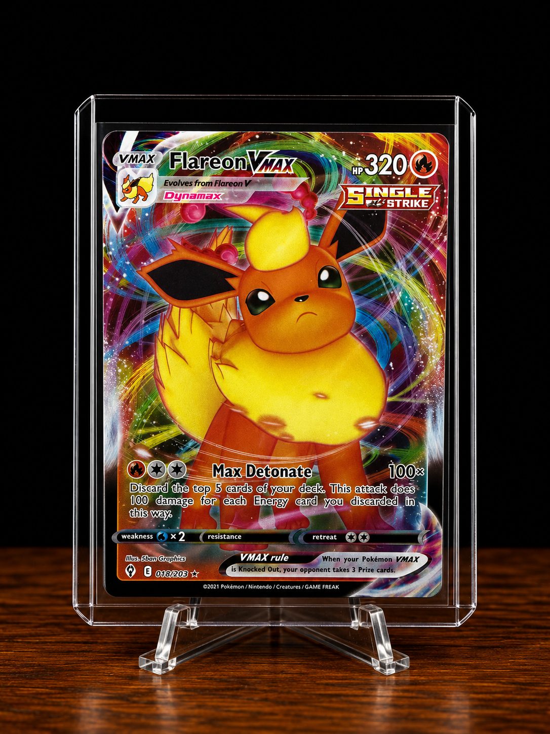 Frente da carta Flareon VMAX