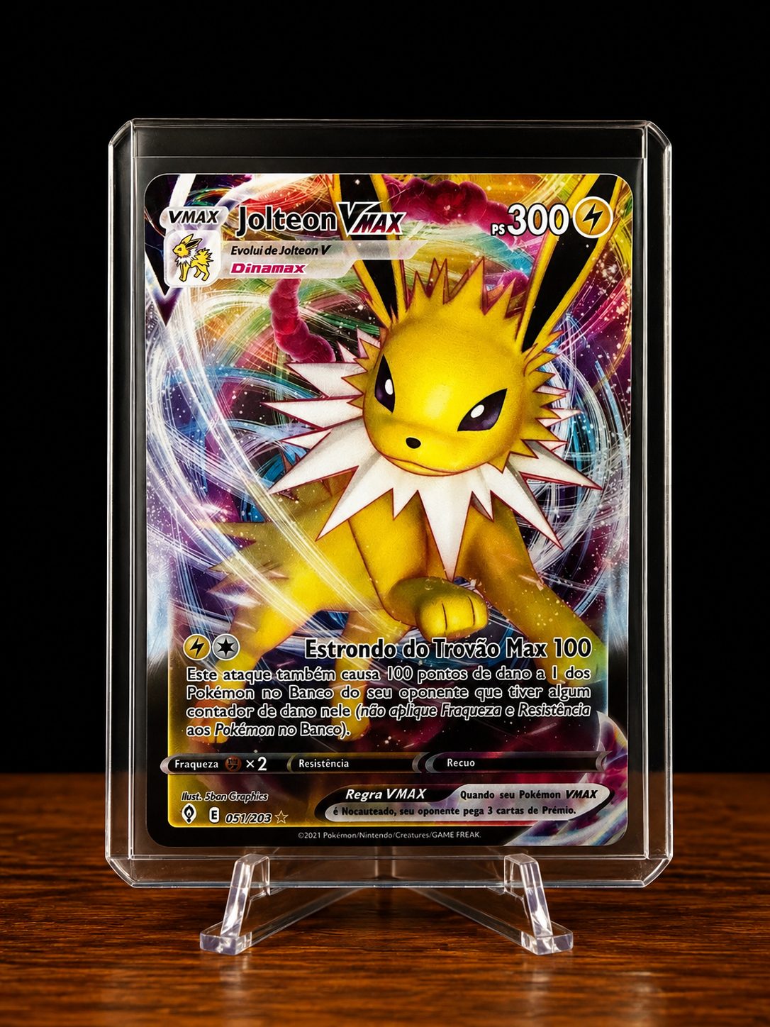 Frente da carta Jolteon VMAX