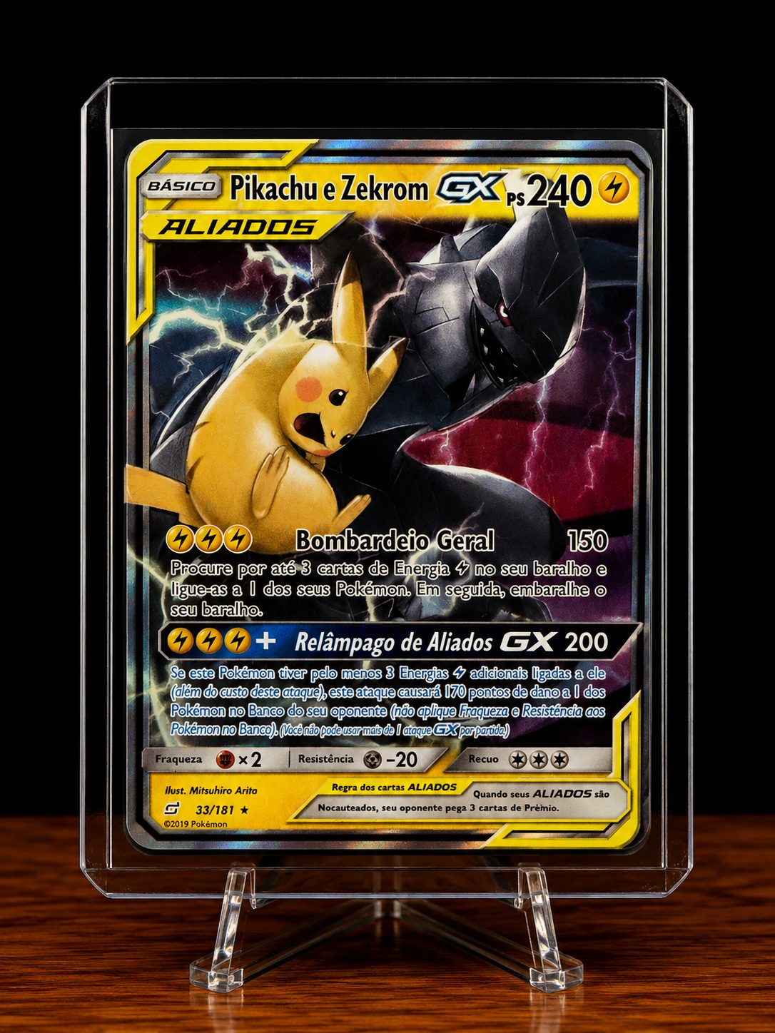Frente da carta Pikachu e Zekrom GX