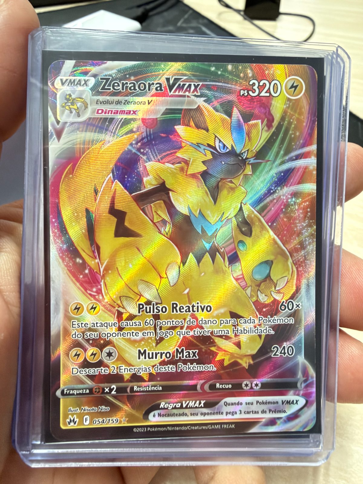 Frente da carta Zeraora VMAX
